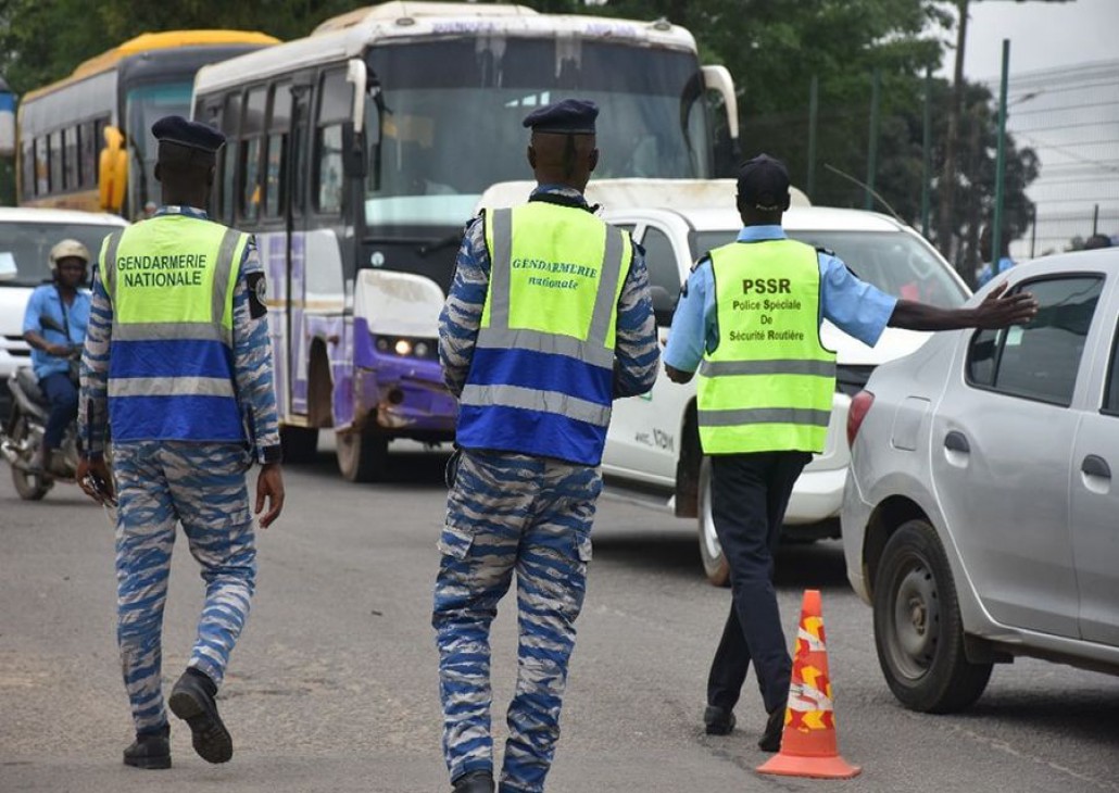 Des agents de sécurité sur la route
