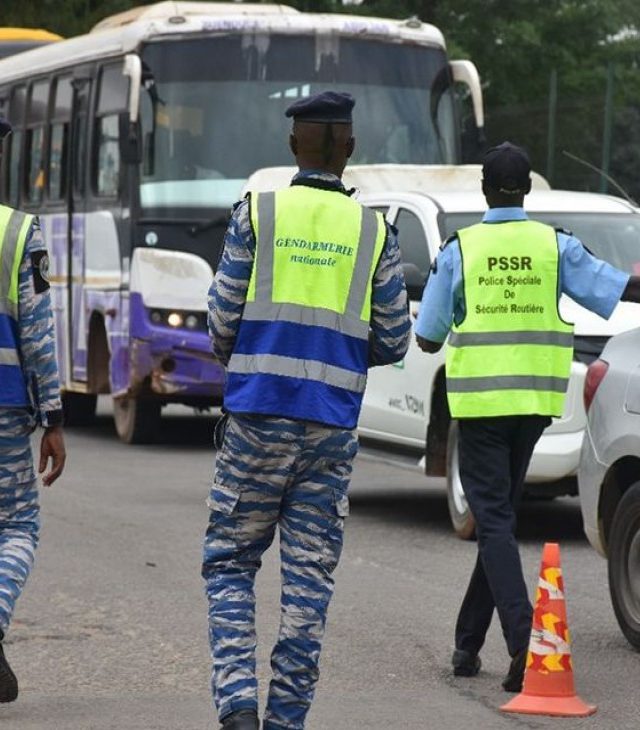 Des agents de sécurité sur la route