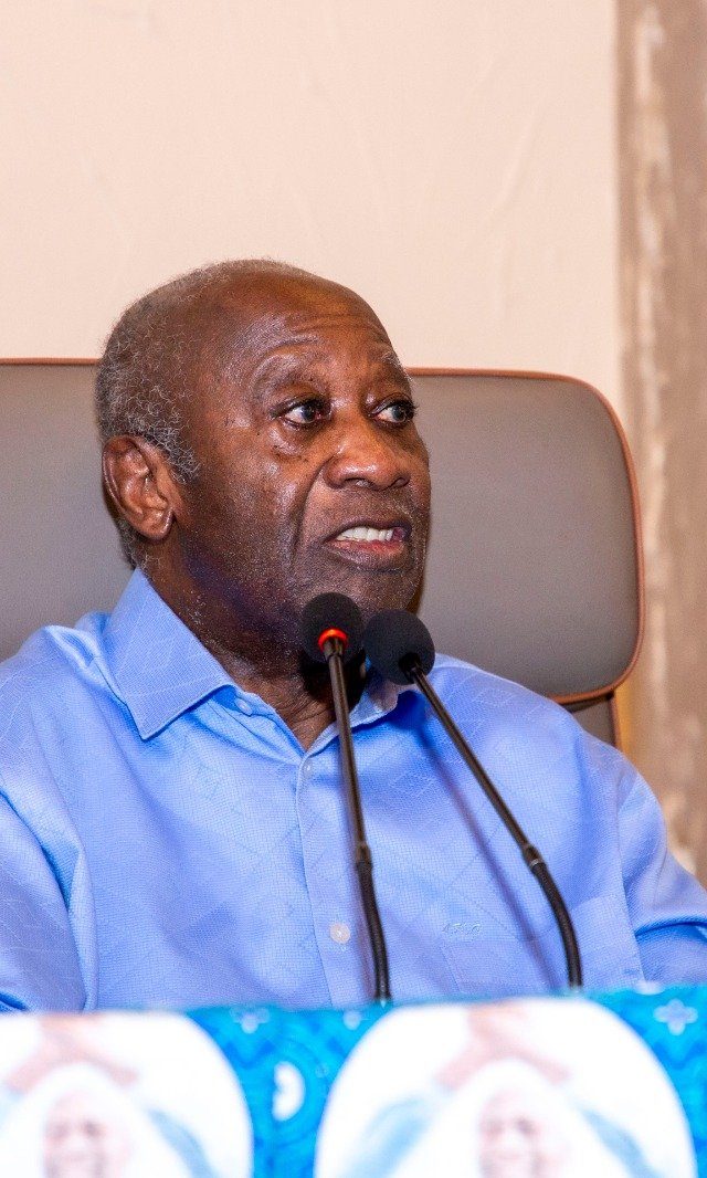 Laurent Gbagbo redistribue les cartes