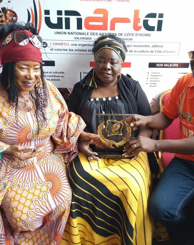 Thérèse Taba au milieu d'Akissi Delta et Aimond Williams