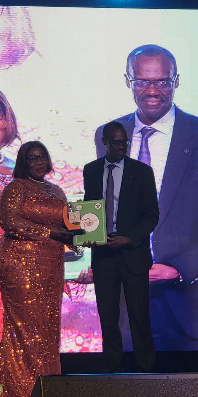 Le professeur Melanie Tia recevant son prix