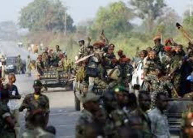 Des soldats du Mpci sur une ligne de front