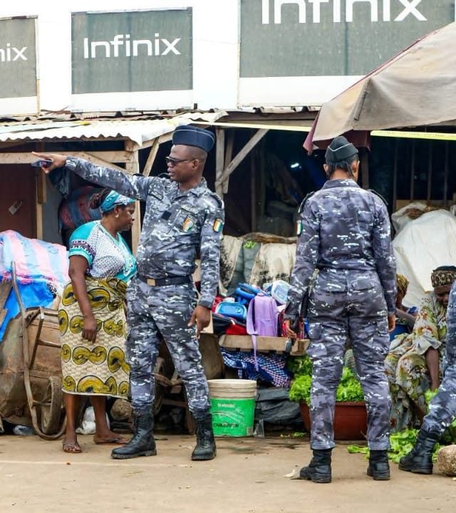 Le Préfet de police et ses hommes sur le terrain