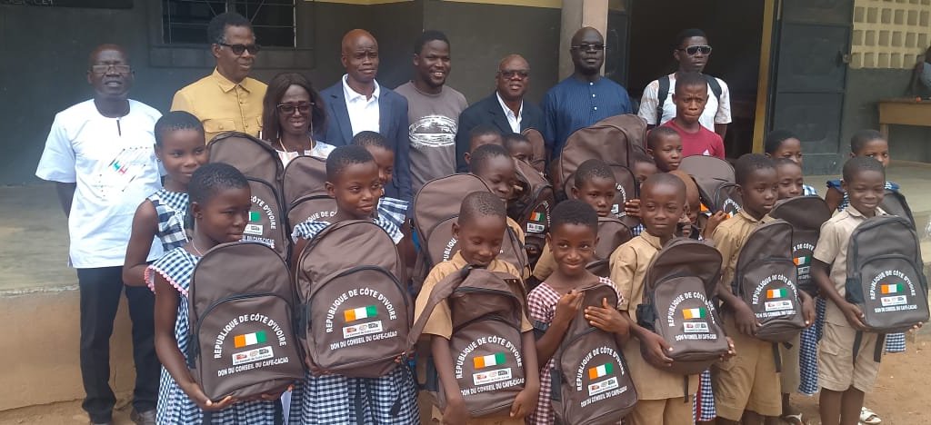 Les écoliers heureux de recevoir des kits scolaires