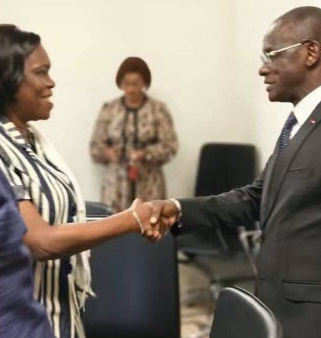 Simone Gbagbo et le ministre de l'Interieur échangeant une poignée de mains