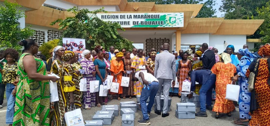 Les femmes de la marahoué recevant leurs differents dons