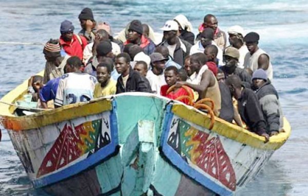Des immigrés clandestins dans une embarcation de fortune