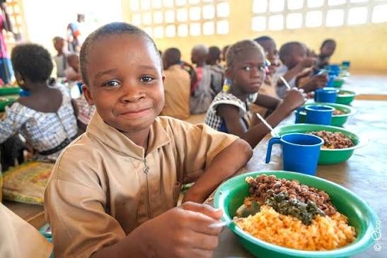 Des écoliers se restaurant à la cantine scolaire